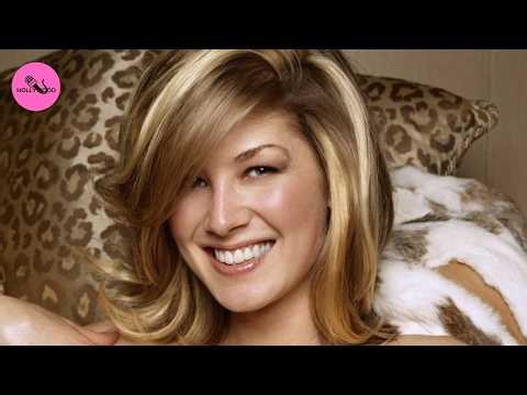 Rosamund Pike Shows Off Her Actual Size In A New Photo