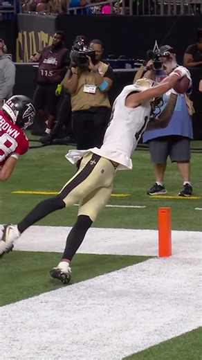 hard to toe tap in the back of the end zone better than this 🤩 #nfl #neworleanssaints #devaughnvele #tylershough