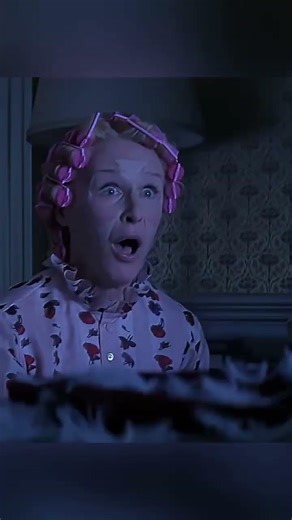 👽🔫 "MARS ATTACKS! Alien DISGUISES as Woman –Mars Attacks 😱 💀#movie #shorts