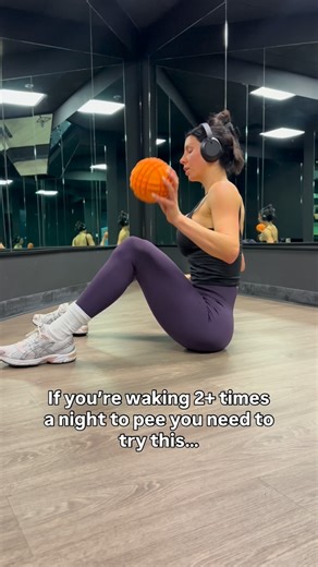 🚨 🚽 Waking up 2 times a night to pee? It’s not always your bladder or hormones. A tight pelvic floor can stay stuck in “on” mode, sending urgency signals to your brain even when your bladder isn’t full 🧠 Learning how to release and down-train the pelvic floor (not just strengthen it) is often the missing piece 🔑 #pelvicfloorexercises #pelvichealth #pelvicfloor #postpartumfitness #hypertonicpelvicfloor | Brittany Perille