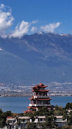 罗荃半岛位于大理洱海东岸，三面环水，形如伸入洱海的舌头。 半岛上有天镜阁、罗荃寺等历史遗迹，与苍山雪峰隔海相望。这里流传着“望夫云”等白族传说，是观赏洱海日出、苍山夕阳的绝佳之地。#大理 #洱海 #苍山 #罗荃半岛