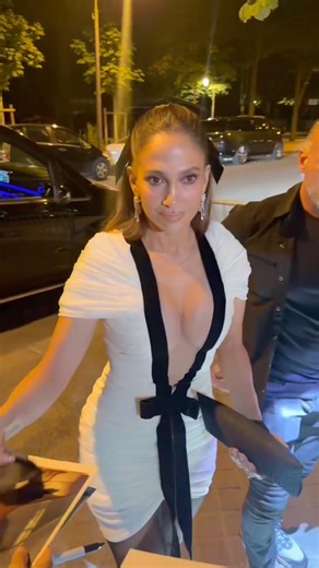 Jennifer Lopez signs autographs in Paris #JLo #Shorts