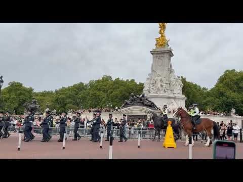 Changing of the Guard Procession 🐎 London, UK