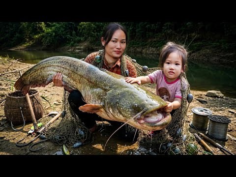 I Accidentally Found a Giant Fish While Setting Traps!