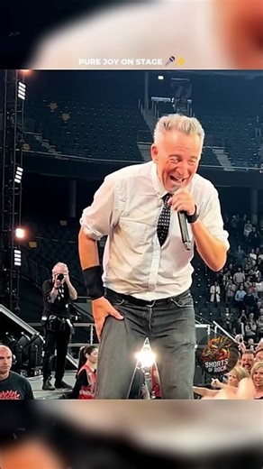 Bruce Springsteen Meeting Fans & Rocking The Stage ❤️🎸#BruceSpringsteen #RockLegend #ClassicRock
