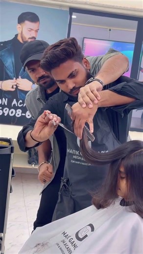 Naitik sir Guiding long layers haircut to Neon academy student. Best Academy for hair dresser Mumbai