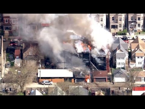 100 firefighters battle massive blaze in Chicago