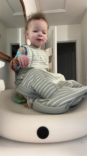 Daphne got makeup for Christmas. So I’m letting you know now. You can’t tell her nothing! #family #christmas