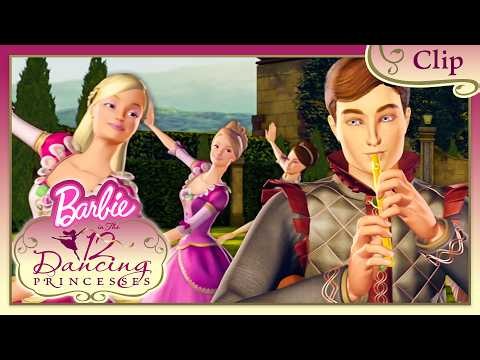 Derek il calzolaio fa una serenata alle principesse! | Barbie e le 12 Principesse Danzanti | Clip