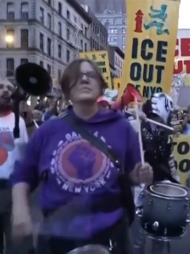 El tiroteo de ICE en Nueva York pone a Mamdani a prueba. Los disparos contra un hombre dominicano frente a su hijo de cinco años provocaron protestas en la ciudad. Mamdani prometió proteger a los migrantes.