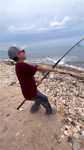 Kid Vs GIANT SHARK ⁉️ #fishing #sharks #thefishermeng #lbsf #hammerhead