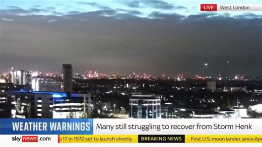 🛸 UFO Fleet Captured Live on Air Over London, England! 🚨