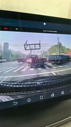 Two flatbed trucks collide at intersection in Hebei, China