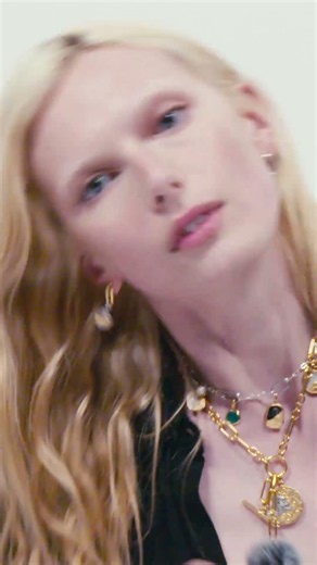 Pandora Talisman feat. Alex Consani's song and dance