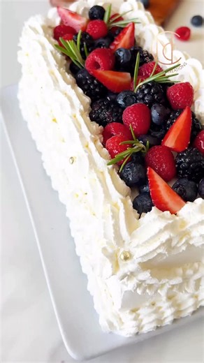🍓 Bûche rectangulaire aux fruits rouges Ultra moelleuse, légère et rafraîchissante… un dessert qui fait sensation à tous les coups ✨ Cette recette fait partie de mon ebook « Mes délicieuses bûches », mais ce n’est qu’un avant-goût ! En ce moment, profitez de mon pack exclusif : 5 ebooks → 100 recettes gourmandes 50 vidéos pour seulement 29,99 € au lieu de 150 € Le ebook vous reviens à 5€99 au lieu de 20,99€ pour 9€ de plus vous en obtenez 5 ! Imaginez toutes les recettes que vous pourrez réalis