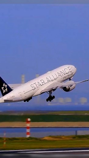 Boeing 777 Takeoff | United Airlines