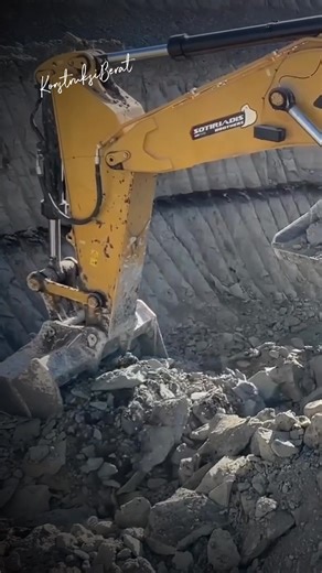 🚜 CAT 6015B - Digging & Loading Power 💪🔥 Description: Massive bucket. Deep penetration. Clean loading every cycle. The CAT 6015B shows raw mining power with smooth control and zero hesitation. One pass full, swing fast, truck loaded like a machine on mission. #fblifestyle | Konstruksi Berat