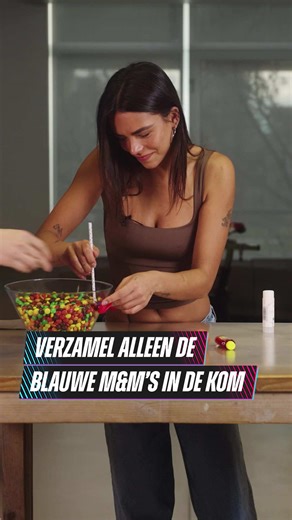 Sorteer de blauwe M&M’s 🔵🥣 #slam #mensenmening #taskmaster #mms #sorteer