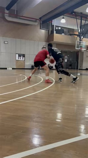 Gym is Lifetime Sky in midtown. If you guys ever go ask for Matt Thomas, he’s the trainer and built the culture you see in the video. Here’s when I first started playing again. Matt said I needed to learn defense so he did that by putting Cleanthony Early on me. Great https://t.co/lu9qMlqMkv
