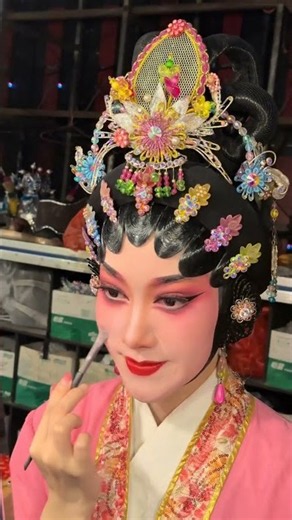 The young actress in Cantonese opera, Chen Ziyan, is the beloved disciple of Su