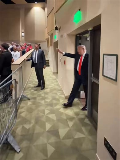 That ‘fake hand’ trick? Supposedly for split-second reactions and surprise watch the right hand carefully 👀Is Donald Trump’s security on another level now? https://t.co/aVUJkJSB2q