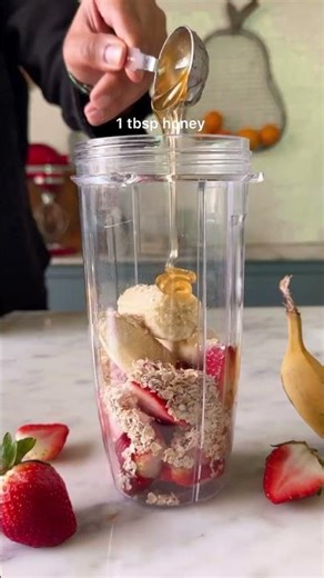 *YUMMIEST* STRAWBERRY MILKSHAKE CHIA PUDDING #shorts