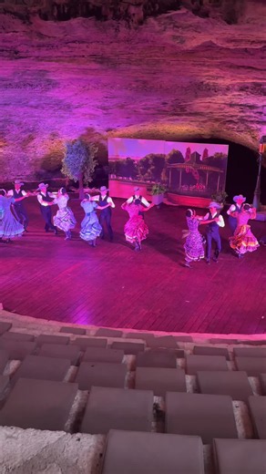 ¡Nos vamos hasta el norte! 🤠💃🏻✨ Con unas bonitas polkas de Chihuahua en el escenario de Xcaret México Espectacular. 🇲🇽🎶 ¿Quién disfruta este estilo de danza? 👀👇🏻 #danzafolklorica #angieglez #clasesdedanza #xcaretméxico #showxcaretespectacular