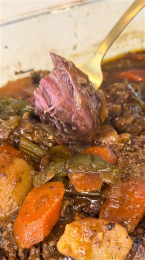 Low and slow is the key to Tender, Flavorful and juicy Roast. Chefs kiss💋 Do you make your roast in the crock pot or the oven? #tender #roast #beef #veggies #foodie