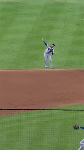 The Dodgers cut down the runner at the plate to keep the lead 😮
