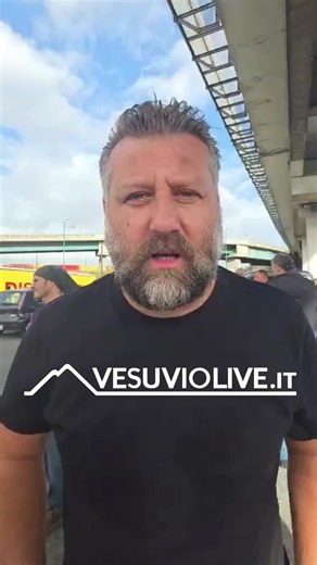 SE NON RISPETTANO NAPOLI E IL SUD LI MANDIAMO A FAN** Gigi Lista in diretta dalla protesta degli autotrasportatori che negli ultimi minuti è entrata nel centro di Napoli percorrendo la zona di Via Marina