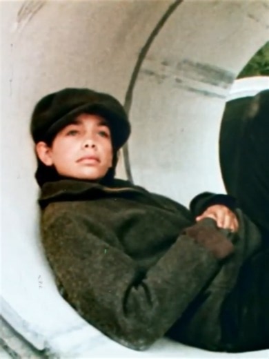 On September 27, 1985, Walt Disney Pictures released The Journey of Natty Gann, a heartfelt adventure about a determined teenage girl who sets out across Depression-era America to find her father after he leaves to look for work in Washington state. Along the way, Natty faces danger, hardship, and loneliness—and forms an unforgettable bond with a wild wolf and a young drifter. 🐺 Directed by Jeremy Paul Kagan, the film introduced Meredith Salenger and also starred John Cusack, Scatman Crothers, 