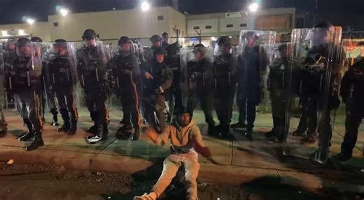 🇺🇸 @ICEgov doing exactly what America hired them to do- securing our borders and putting American safety first. Respect to the men and women enforcing our laws every single day