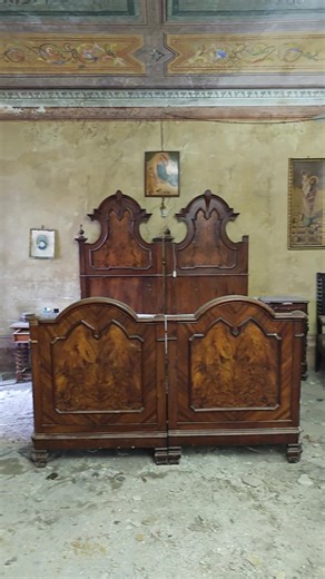 Exploring an Abandoned House in Italy