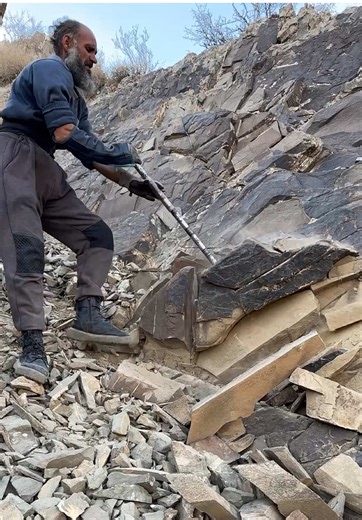 Mining of stones with crowbar ⛏️ #stonemining #manualwork #rockbreaking #hardwork #mininglife