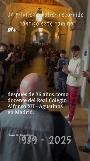 Alumnos Despiden con Aplausos a Profesor que se Jubiló Después de Trabajar por Más de 30 Años