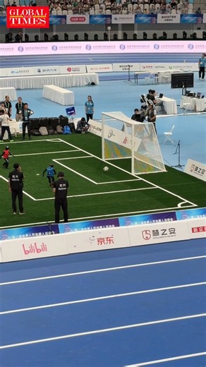 Nice shot! At quarterfinals of the 3v3 #humanoid #robot football at the 2nd #WHRG, a Team Blue robot managed to win the ball in the attacking half and fired it straight into the net. #WorldHumanoidRobotGames https://t.co/9GUKO4KTQ0