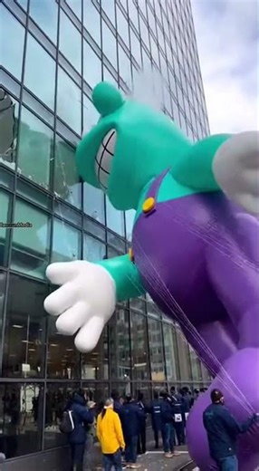 Runaway Parade Balloon Smashes Building Windows 🎥💥
