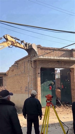 Incredibly Precise Excavator Demolition Next To Gas Pipeline | Safe Controlled House Demolition