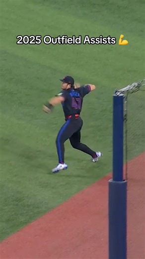 The best defensive outfield in baseball 😤 | Toronto Blue Jays