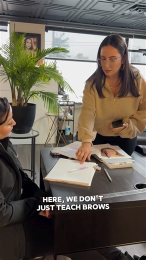 ᴄʜɪᴄᴀɢᴏ ɴᴀɴᴏ ʙʀᴏᴡ ꜱᴘᴇᴄɪᴀʟɪꜱᴛ on Instagram: "Most PMU trainings are 3 days… mine is 6 WEEKS. Because I don’t just teach brows. We take pride in developing real artists with real skill + real confidence. 🫶🏻 In our Brow Bootcamp you get hands-on training, guided support, homework, mentorship, and continued education even AFTER class ends. This isn’t a crash course… it’s a career investment.✨ 📅 Next Brow Bootcamp Dates: Friday Group (10AM): Feb 6 • Feb 13 • Feb 20 • Feb 27 • Mar 6 • Mar 13 Saturd