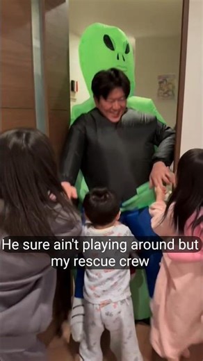 “Aliens Took My Dad! 😱 Scaring My Kids with an Alien Costume (Hilarious Prank)”