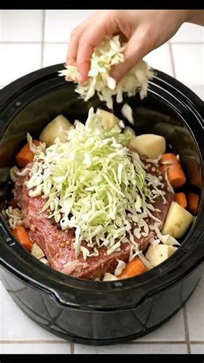 🥩🍀 Slow Cooker Corned Beef & Cabbage – Classic Comfort Meal