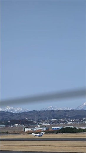 仙台空港を離陸するANAウイングス DHC8-Q400 プロペラ機が滑走路を駆け抜ける