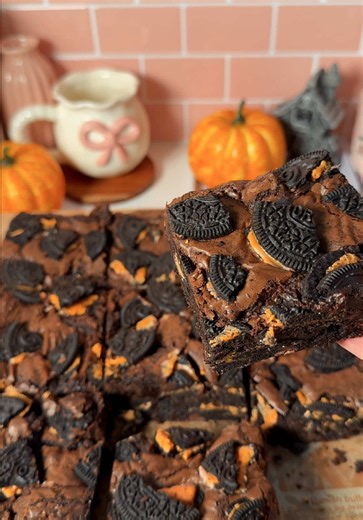 halloween oreo brownies 🎃🖤👻🍫 recipe: 180g butter 180g dark chocolate 260g caster sugar 3 eggs 40g cocoa powder 85g plain flour 170g halloween oreos 55g dark chocolate (1/4cup) extra oreos for decorating 👉 full recipe and instructions will be available on my blog at SabsBakes.com ☺️✨ #baking #bakingrecipe #easybaking #spookyseason #halloweenbaking