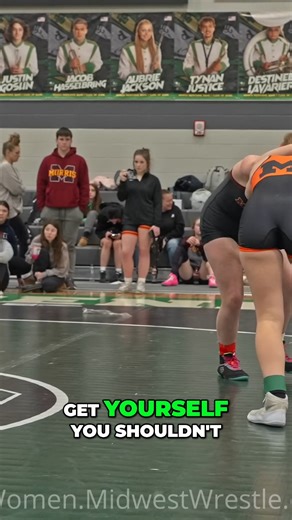 An instructor demonstrates and explains key wrestling techniques to two female wrestlers on a mat, focusing on offensive and defensive strategies. . . . . . #BJJGirls #JiuJitsuLifestyle #preparacion #fitness #MujeresFuertes #lucha | Like to jiu jitsu
