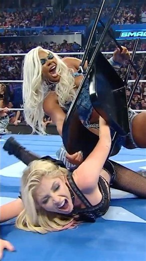 BENT HER ARM BACK!!! And forcing Charlotte to watch this is straight up diabolical 😫👎👎👎 #SmackDown