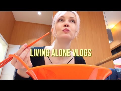Living Alone Vlogs | Eating out alone, skincare faves & resetting my apartment!