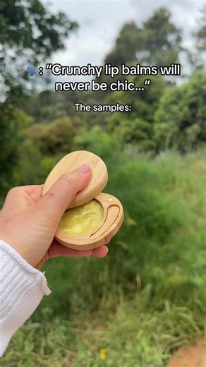 Part 5 of creating lip balms with ingredients you can say out loud in one breath, without sacrificing the beauty 👀 The first samples are here!! 4 ingredients. All of them have a name you recognise. All of them your grandmother could have found. Lanolin: wool wax - what sheep naturally produce to protect their skin from harsh weather. Women have used it on lips for centuries. Vitamin E: a natural preservative straight from plants. Keeps it fresh AND feeds your skin. Mica : a mineral pulled from 