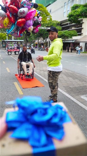 Alfombra roja para vendedores ambulantes 💔🥺🥺 por mayor que sea tu dificulta no sea un obstáculo para salir adelante, que sean más tus ganas de hacerlo 💔😓🥺🥺