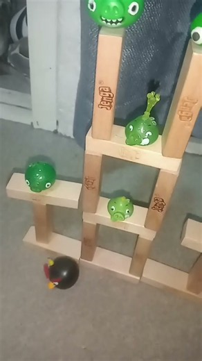 utilizas a bomb en angry birds